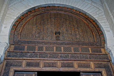 礼拝堂の入口扉の上部は過ぎ板に彫刻が施されています
