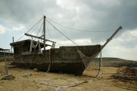 古い漁船のようですが、子供の遊び用においてあります。