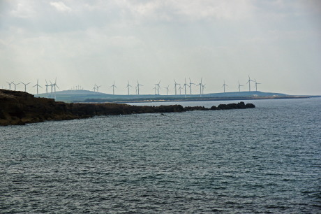 風力発電の風車の遠景